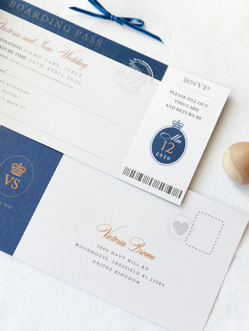 Suite di lusso con passaporto in lamina d'oro rosa e passaporto blu scuro e carta d'imbarco