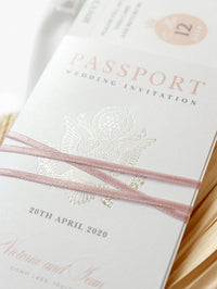 Invitation de mariage au passeport en fard à joues avec une carte d'embarquement en aluminium en argent Invite Suite