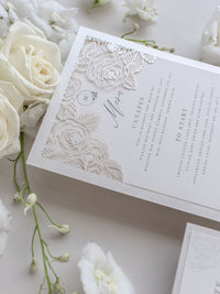 Intricato menu con dettagli di rose tagliate al laser