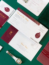 Invito a nozze con passaporto Regal rosso intenso con lamina scintillante + stile carta d'imbarco RSVP