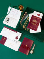 Invito a nozze con passaporto Regal rosso intenso con lamina scintillante + stile carta d'imbarco RSVP