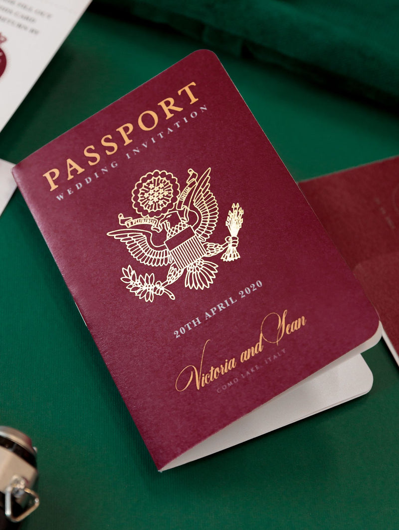 Invito a nozze con passaporto Regal rosso intenso con lamina scintillante + stile carta d'imbarco RSVP