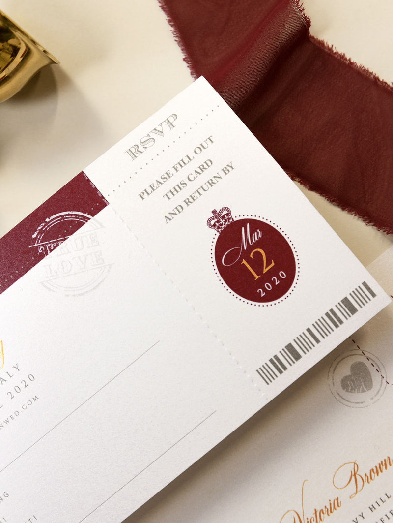 Invito a nozze con passaporto Regal rosso intenso con lamina scintillante + stile carta d'imbarco RSVP