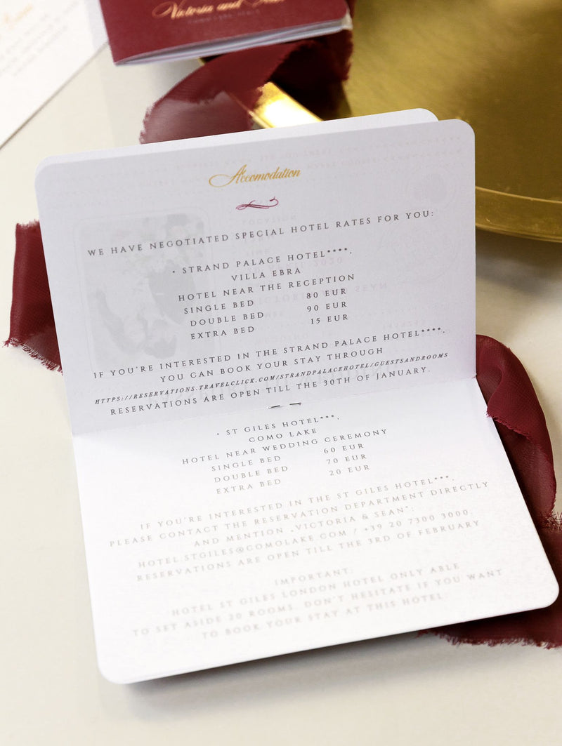 Invito a nozze con passaporto Regal rosso intenso con lamina scintillante + stile carta d'imbarco RSVP
