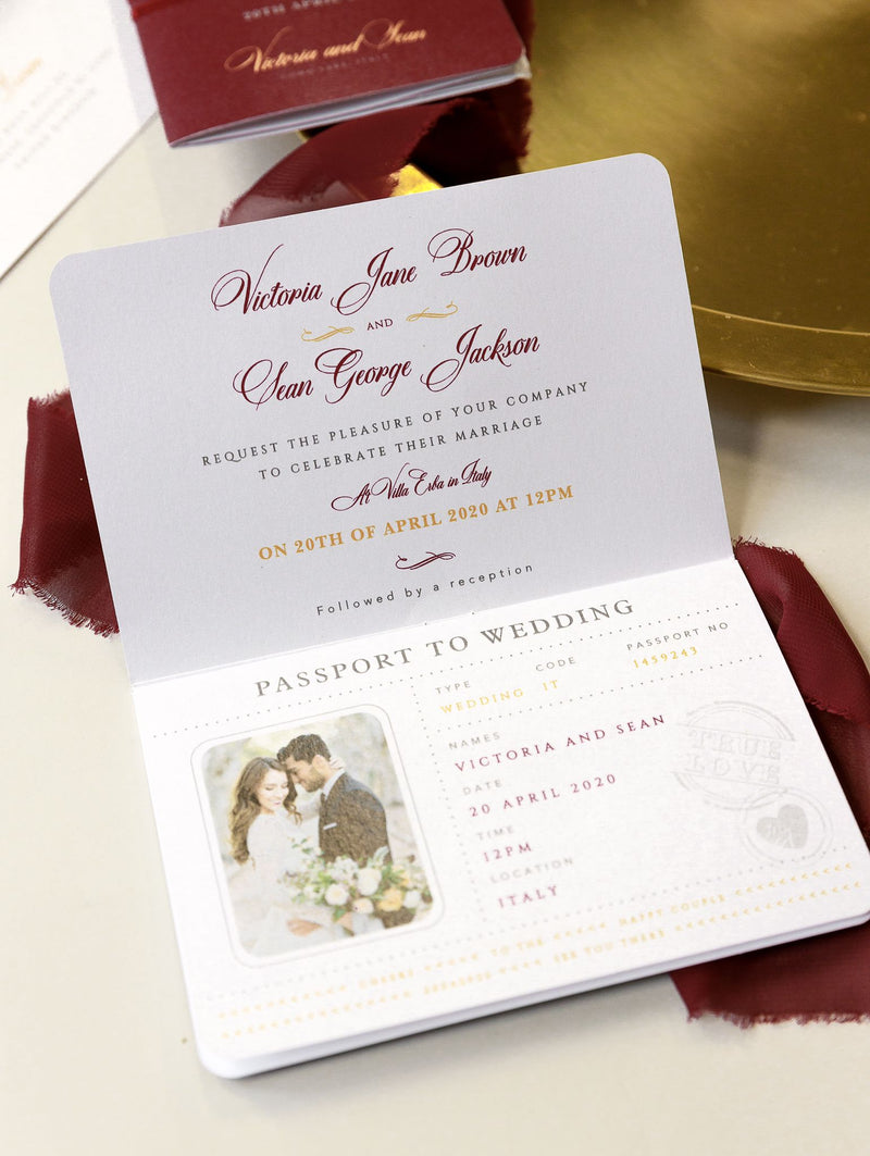 Invito a nozze con passaporto Regal rosso intenso con lamina scintillante + stile carta d'imbarco RSVP