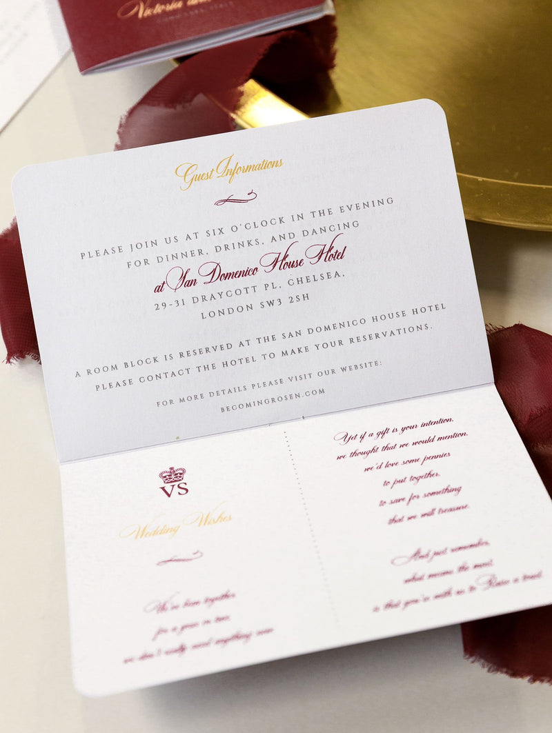 Invito a nozze con passaporto Regal rosso intenso con lamina scintillante + stile carta d'imbarco RSVP