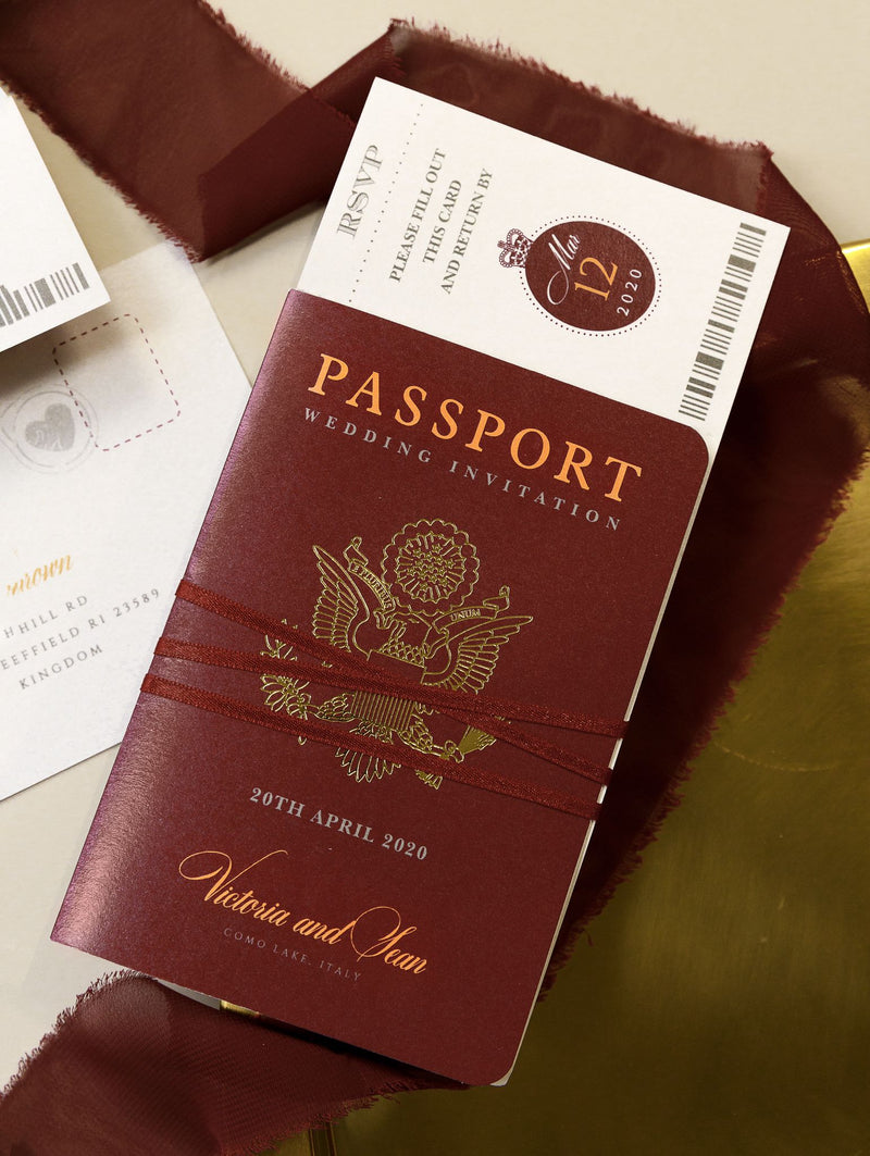 Invito a nozze con passaporto Regal rosso intenso con lamina scintillante + stile carta d'imbarco RSVP