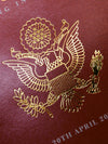 Invito a nozze con passaporto Regal rosso intenso con lamina scintillante + stile carta d'imbarco RSVP