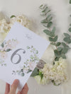 Numeri da tavolo con ortensie bianche