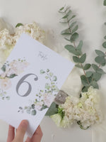 Numeri da tavolo con ortensie bianche