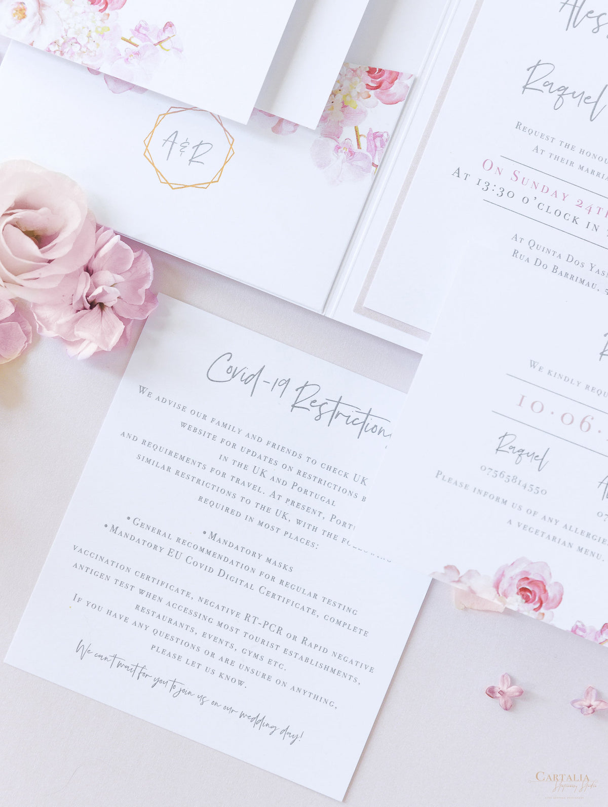 Invitation de mariage à poche florale de luxe en blanc et rose avec 4 cartes et un vrai papier d'aluminium