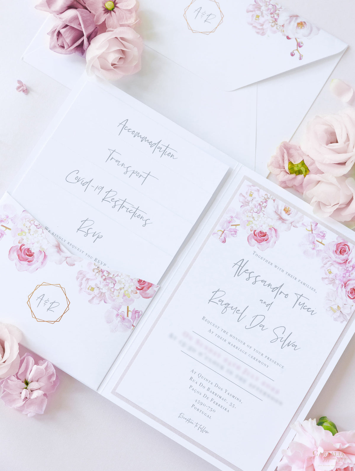 Invitación de boda estilo bolsillo floral de lujo en blanco y rosa con 4 tarjetas y papel de aluminio real