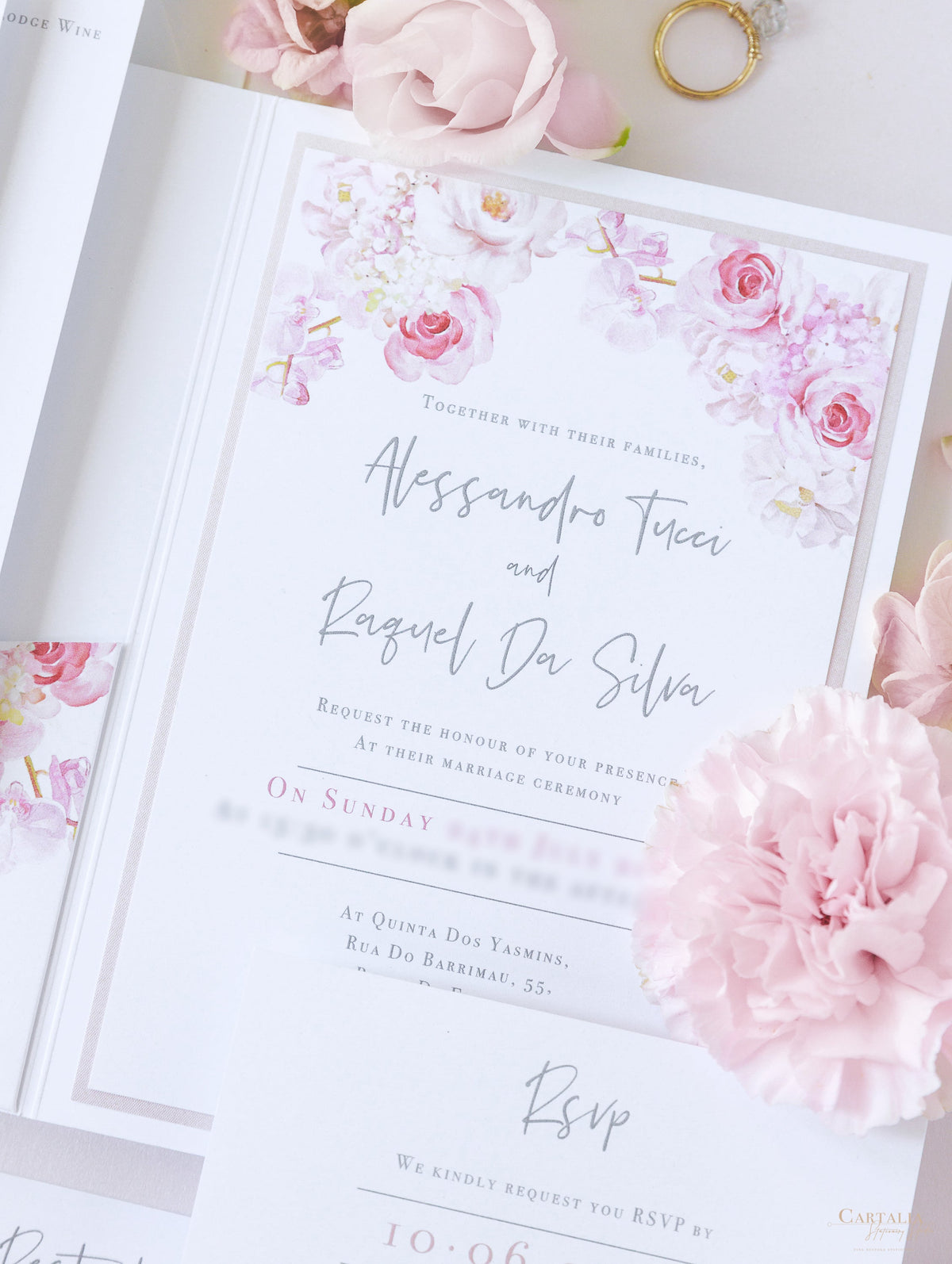 Invitation de mariage à poche florale de luxe en blanc et rose avec 4 cartes et un vrai papier d'aluminium