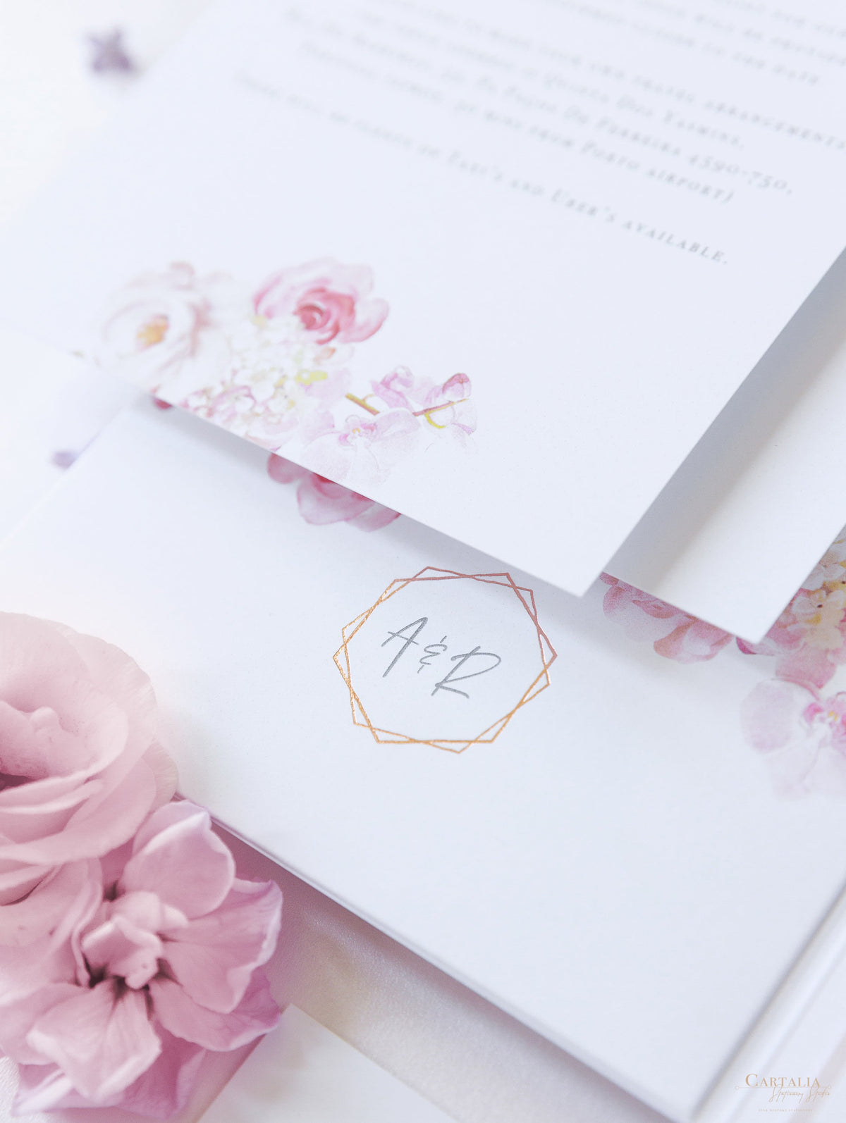 Invitation de mariage à poche florale de luxe en blanc et rose avec 4 cartes et un vrai papier d'aluminium