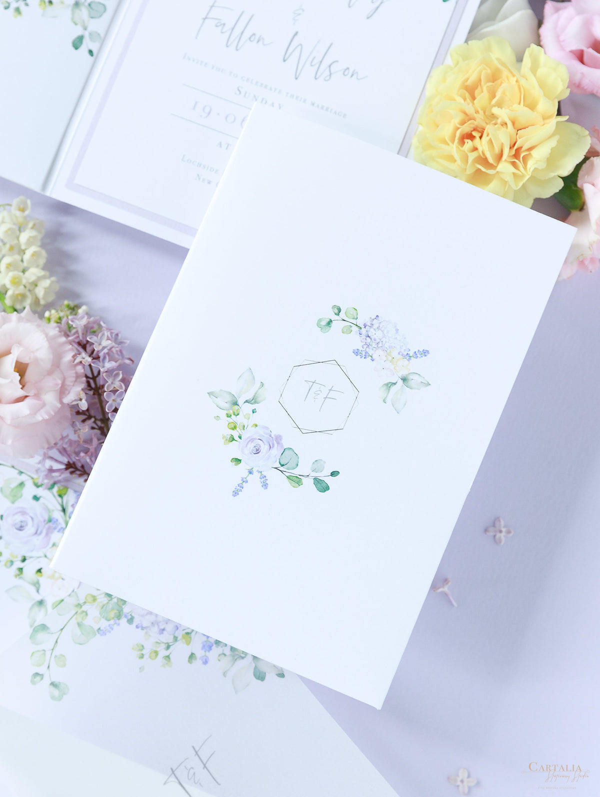 Invitation de mariage à poche pourpre lavender avec 3 cartes et un vrai feuille