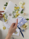Invito a nozze siciliano per il giorno della pergamena al limone con etichetta a specchio