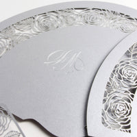 Ventaglio con programma di petali di nozze con intricate rose romantiche tagliate al laser con monogramma in lamina di lusso unico