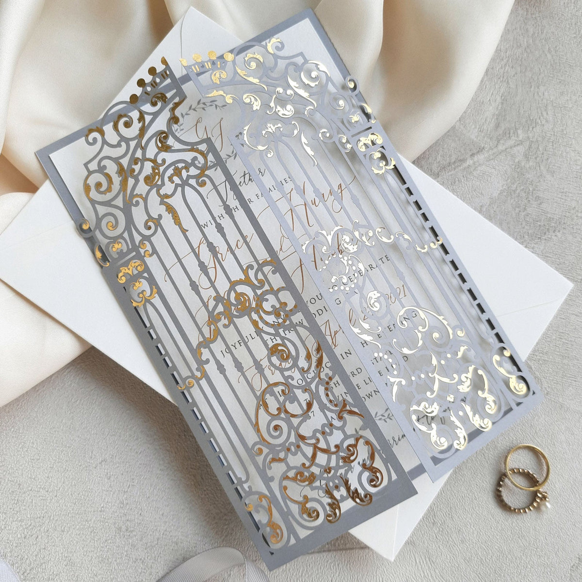 Foil de luxe Golden Ornemental Gate Laser Coup Le jour du mariage Invitation avec feuille d'or Calligraphie moderne