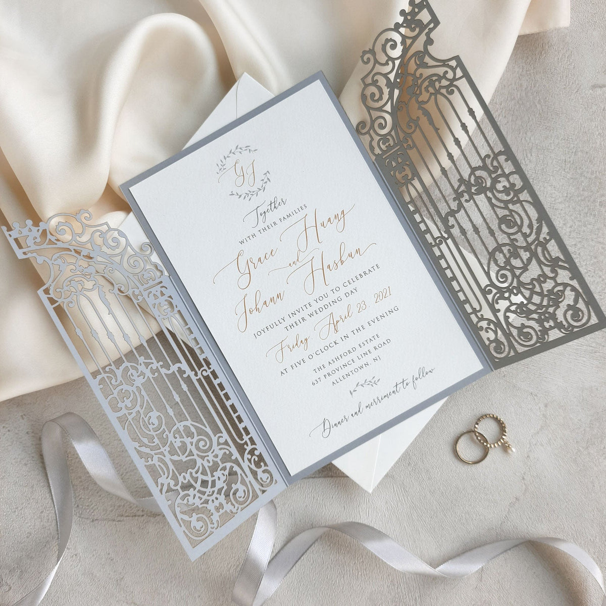 Invitación del día de la boda cortada con láser con puerta ornamental dorada de lámina de lujo con caligrafía moderna de lámina dorada