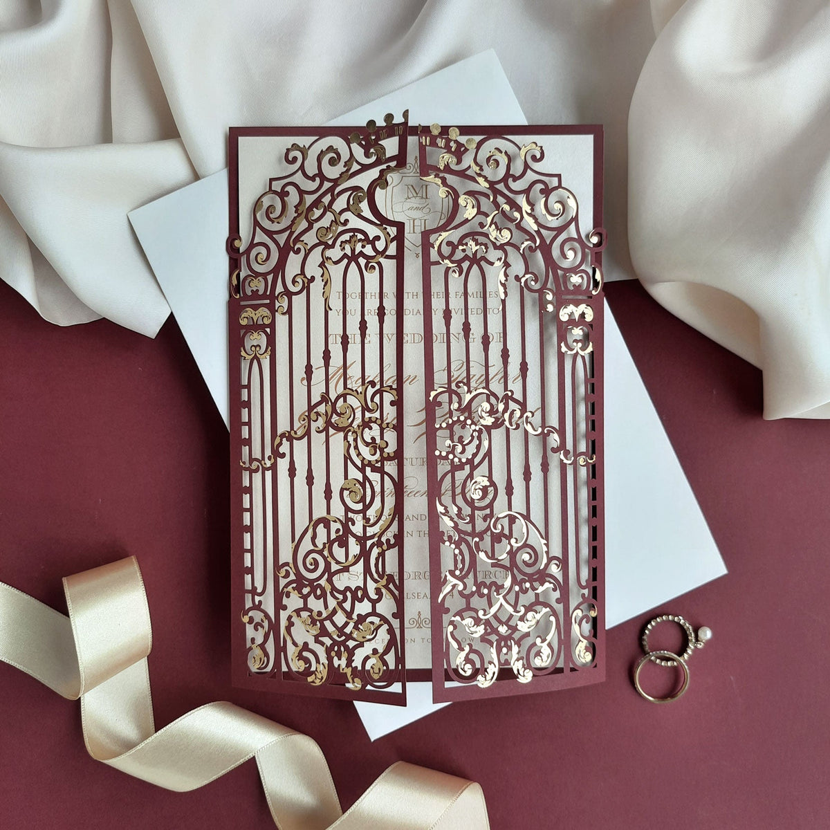 Foil de luxe Golden Ornemental Gate Laser Coup Le jour du mariage Invitation avec feuille d'or Calligraphie moderne