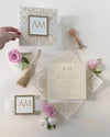 Fascia per pancia monogramma Intricato bordo in lamina quadrata tagliata al laser con invito tascabile glitterato