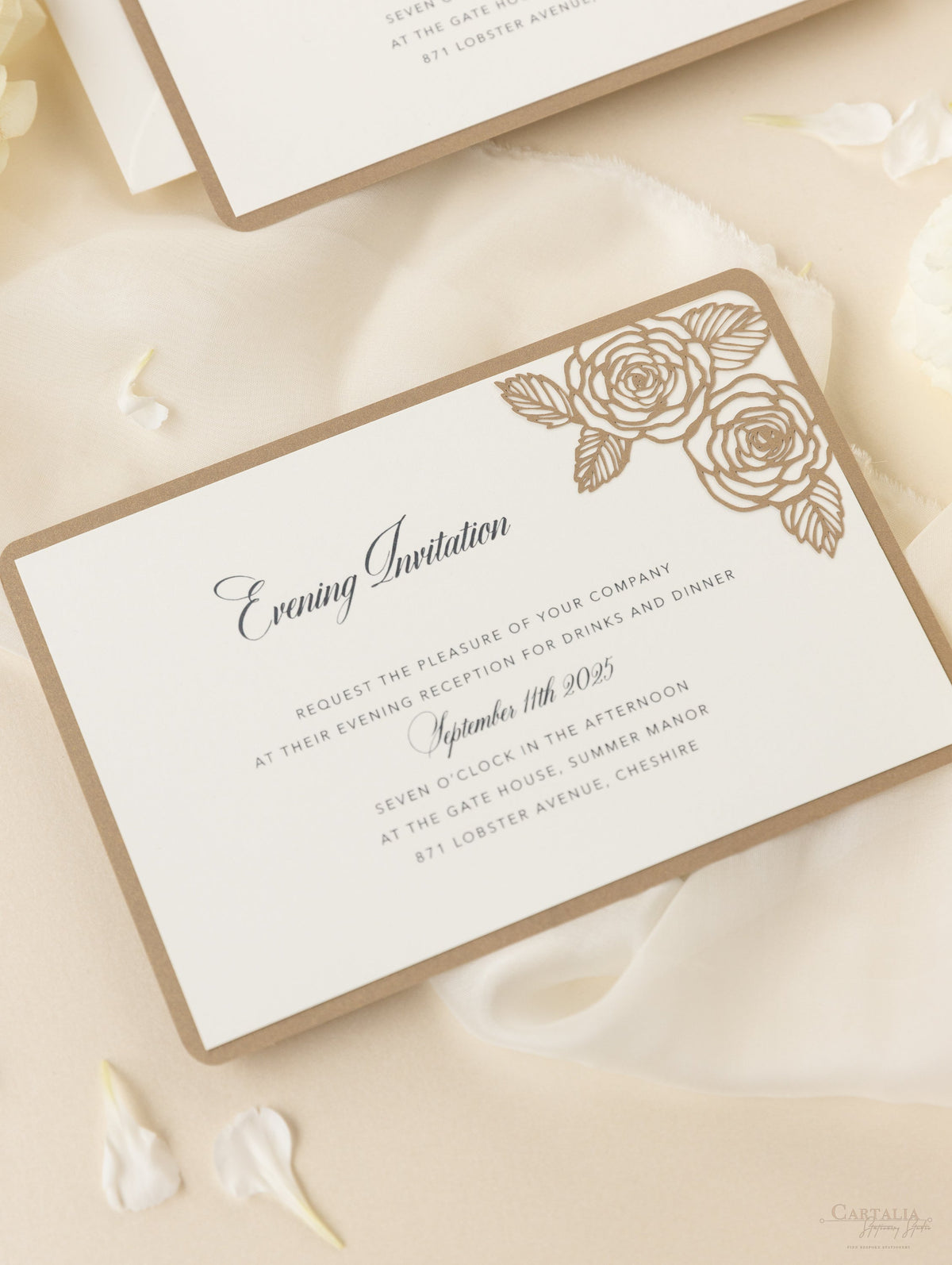 Invitación de noche de boda con corte láser de rosas románticas