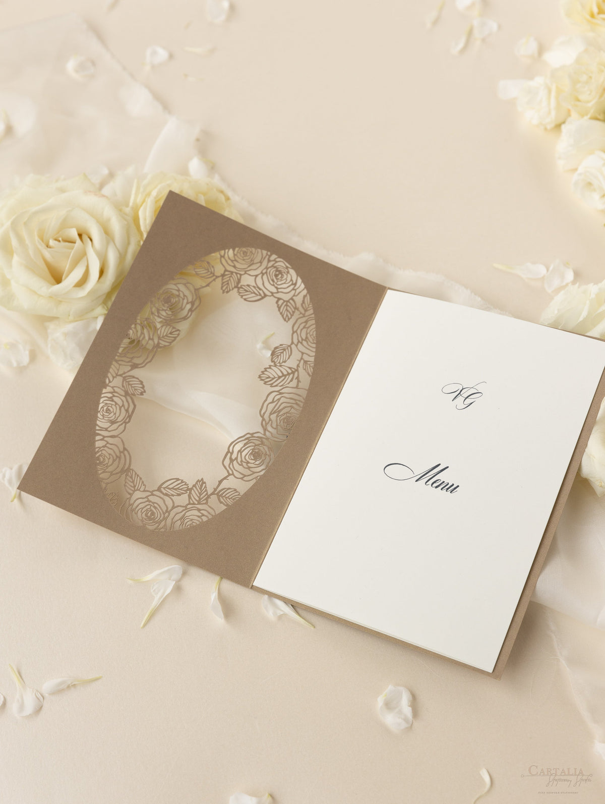 Tarjeta de orden de servicio/menú de boda cortada con láser de rosas románticas