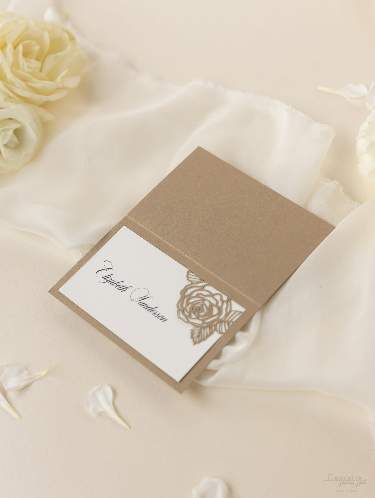 Tarjeta de lugar para boda con corte láser y rosas románticas