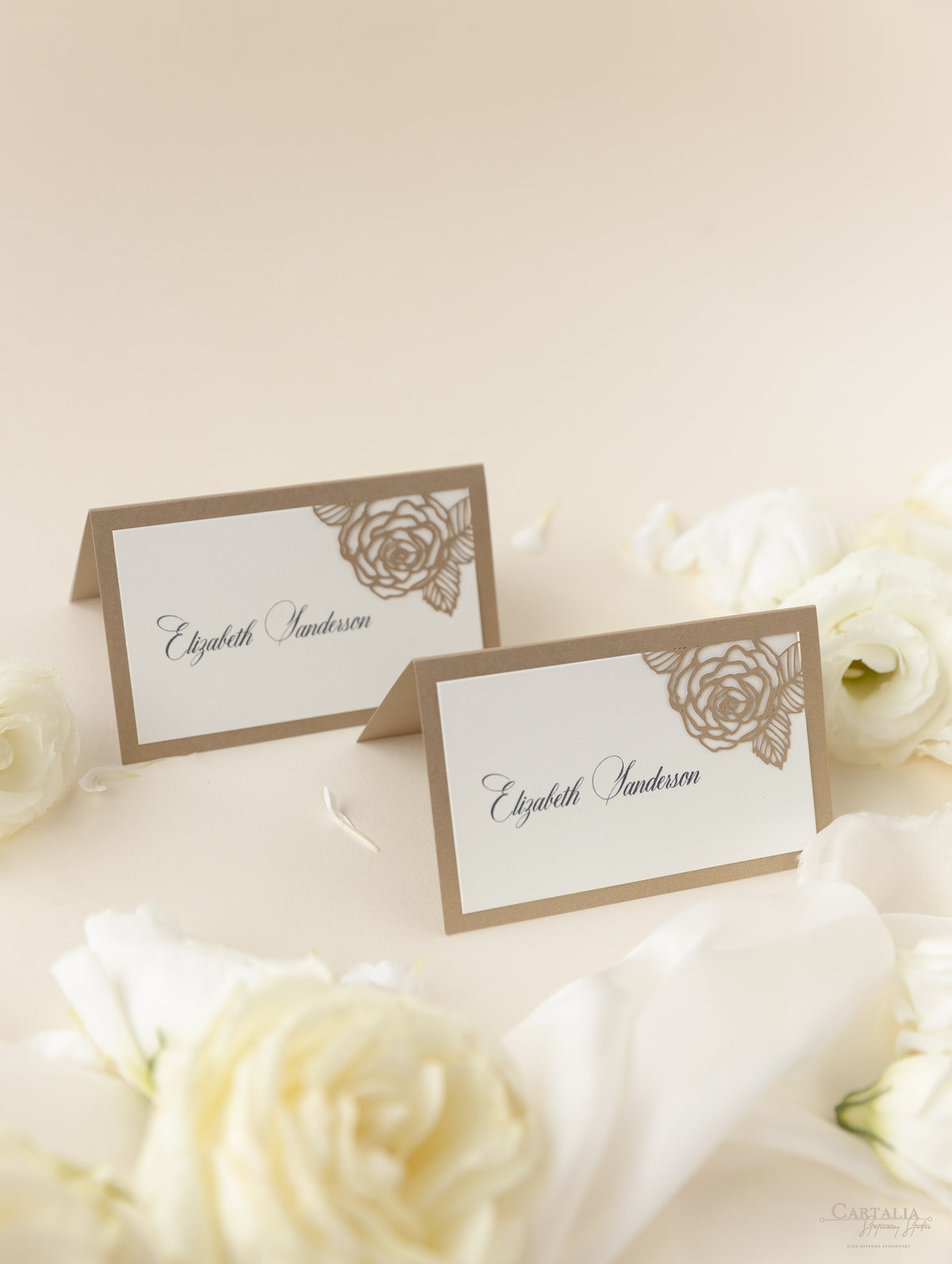 Carte de lieu de mariage au laser roses romantiques coupées