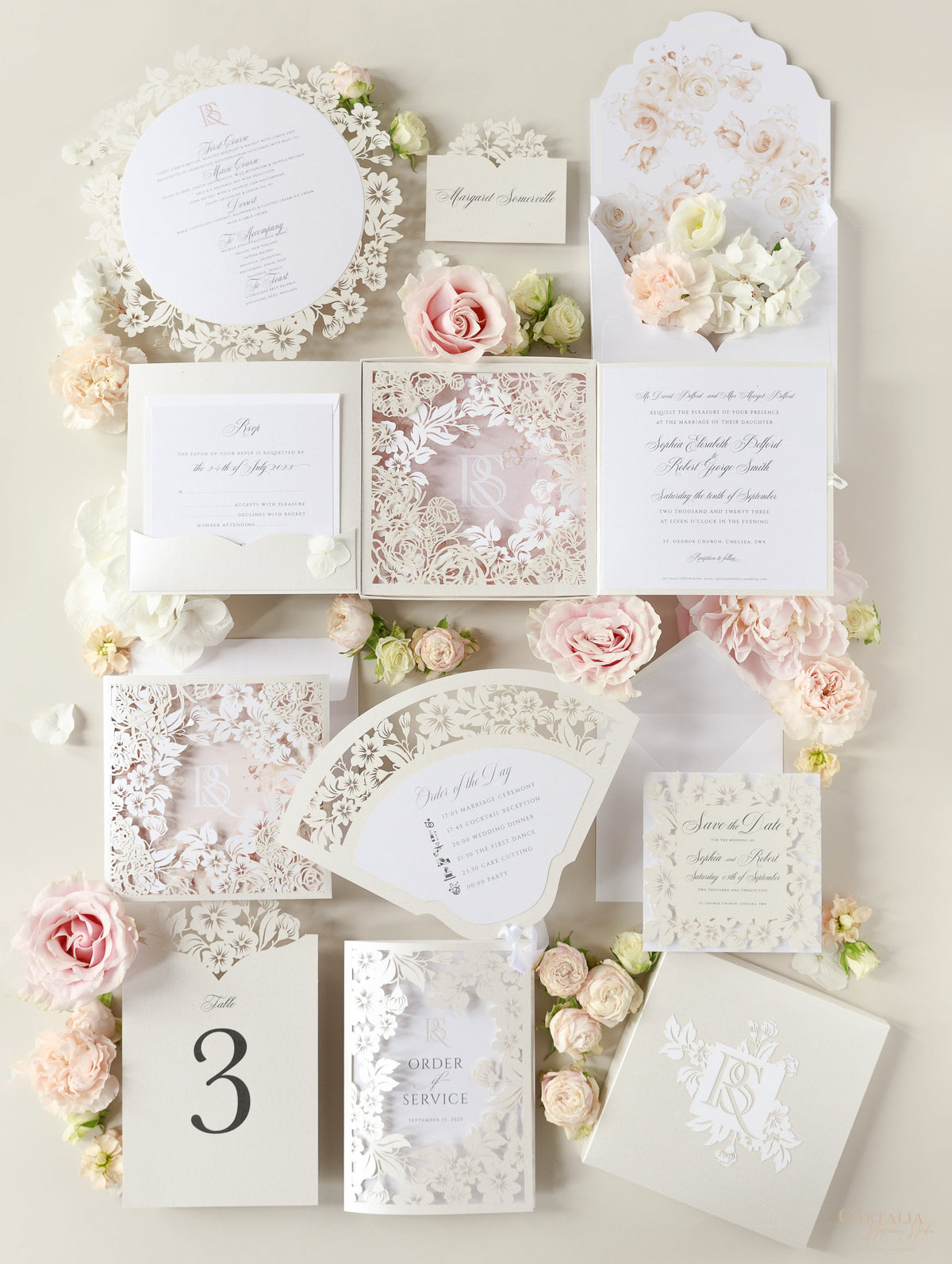 Cartes de numéro de table romantique avec fleurs et monogrammes coupés au laser