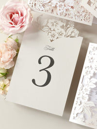 Carte romantiche con numeri da tavolo con fiori tagliati al laser e monogramma