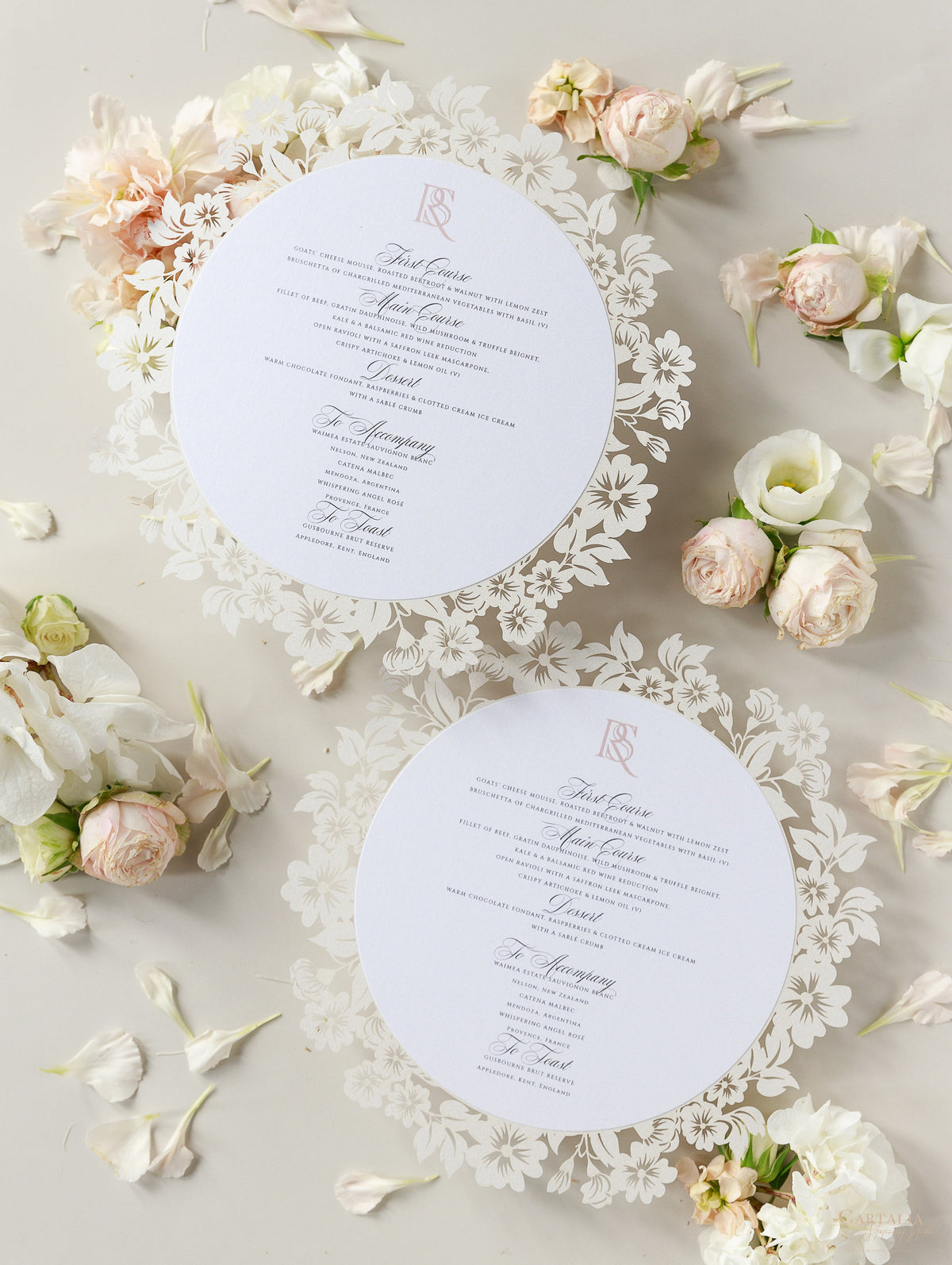 Carte menu romantiche con intricato taglio laser