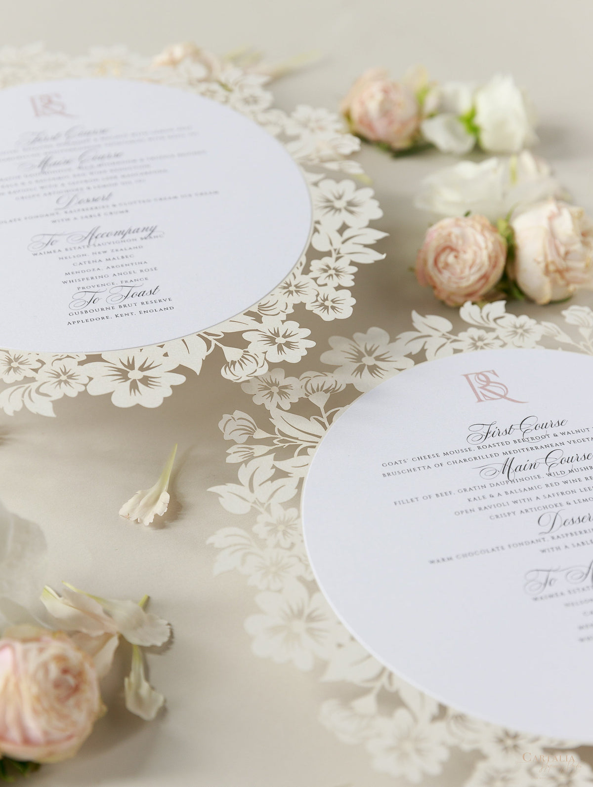 Carte menu romantiche con intricato taglio laser