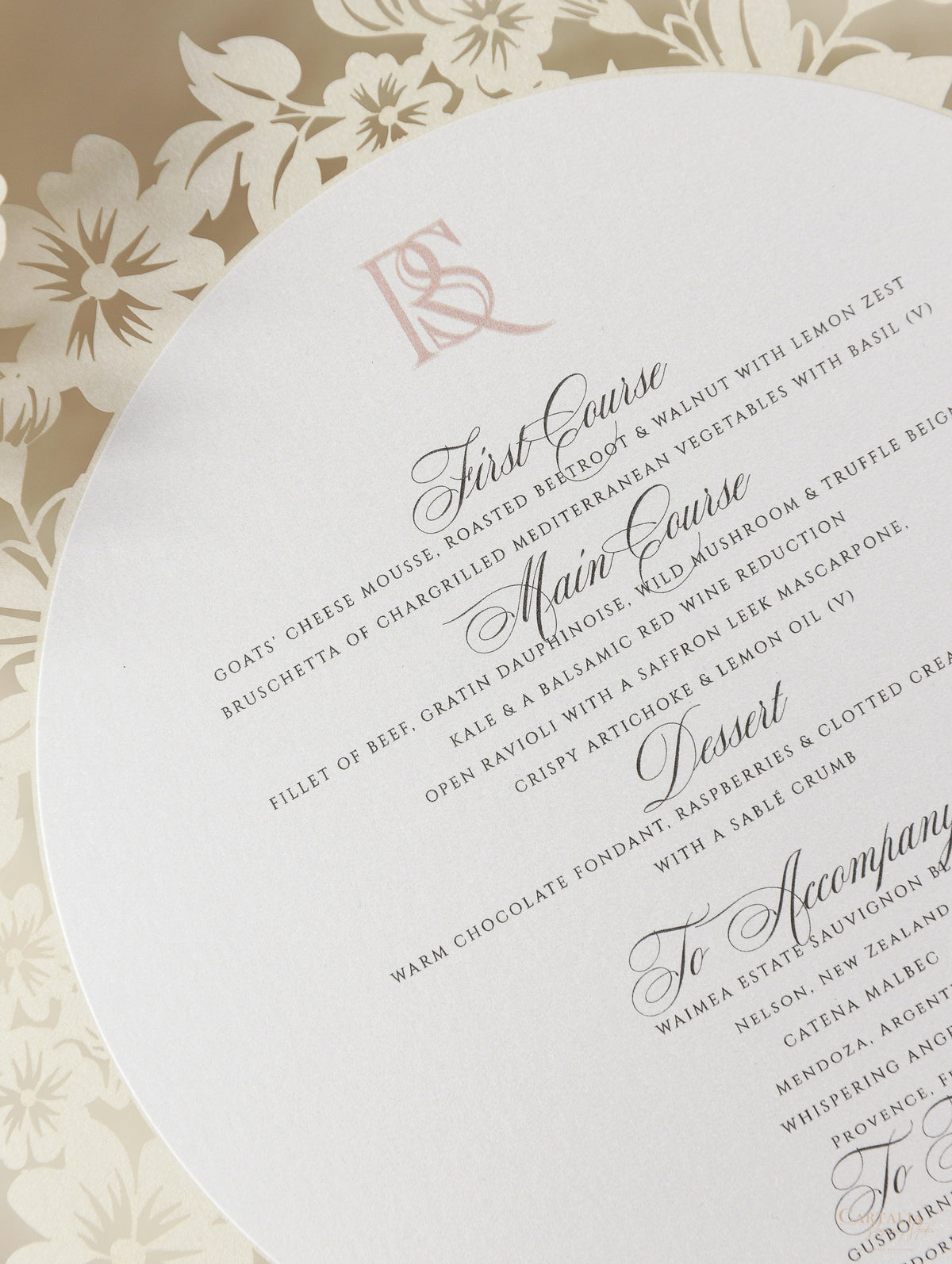 Carte menu romantiche con intricato taglio laser