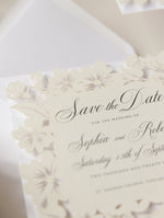 Intricato fiore tagliato al laser Salva la data
