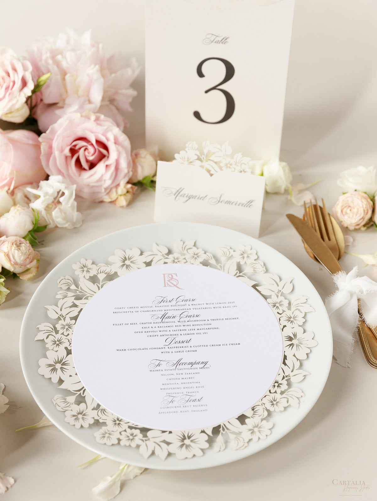 Tarjetas románticas con números de mesa con flores cortadas con láser y monogramas