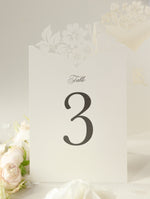 Carte romantiche con numeri da tavolo con fiori tagliati al laser e monogramma