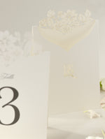 Carte romantiche con numeri da tavolo con fiori tagliati al laser e monogramma