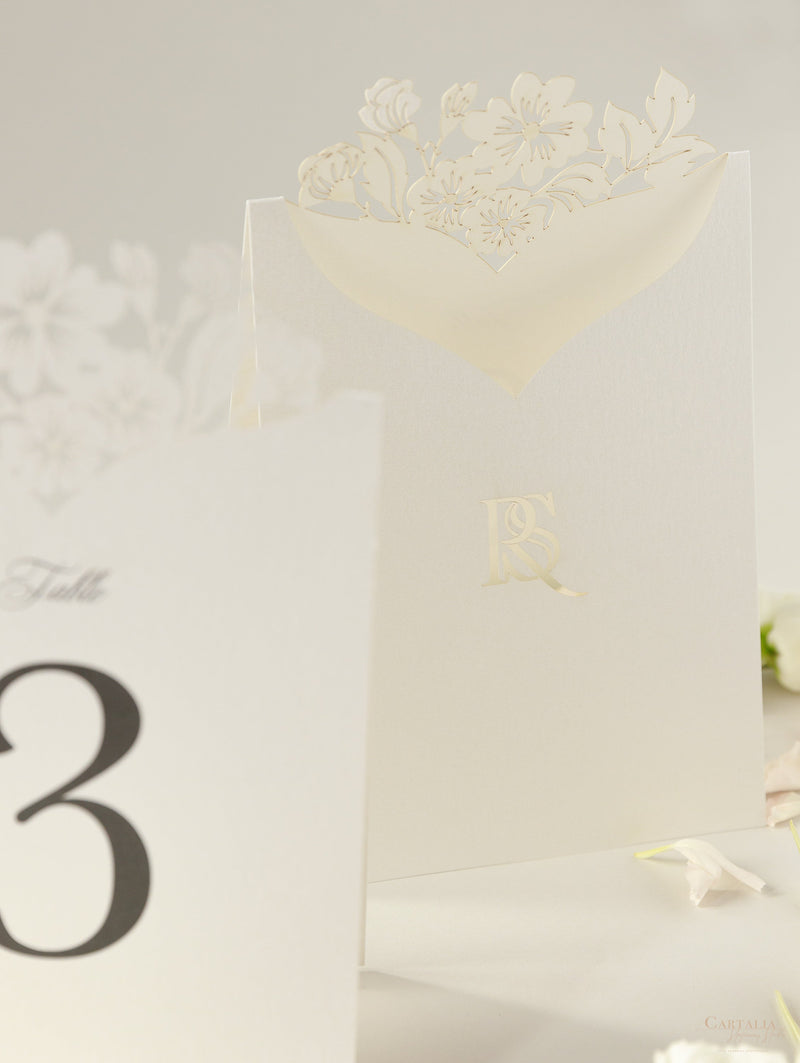 Carte romantiche con numeri da tavolo con fiori tagliati al laser e monogramma