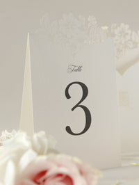 Carte romantiche con numeri da tavolo con fiori tagliati al laser e monogramma