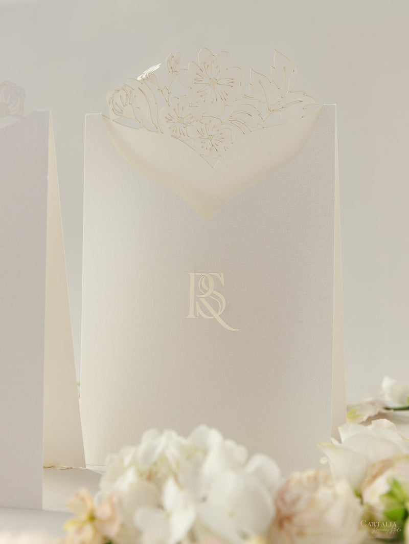 Carte romantiche con numeri da tavolo con fiori tagliati al laser e monogramma