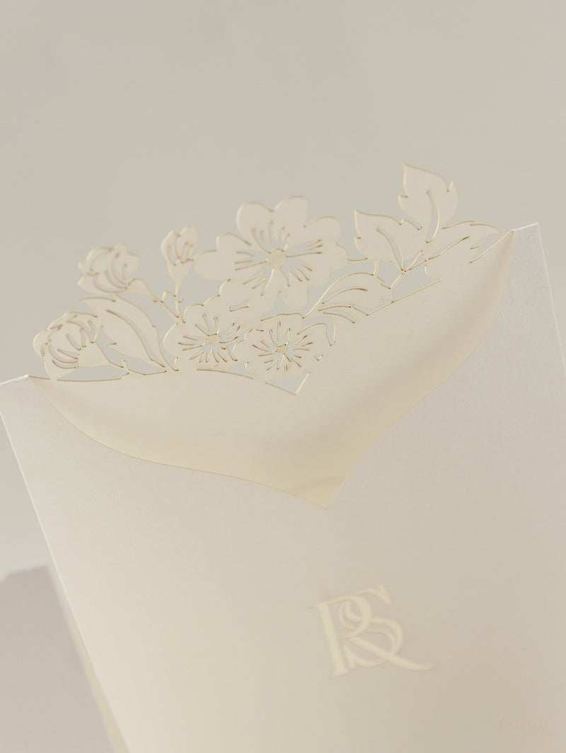 Carte romantiche con numeri da tavolo con fiori tagliati al laser e monogramma