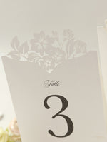Carte romantiche con numeri da tavolo con fiori tagliati al laser e monogramma