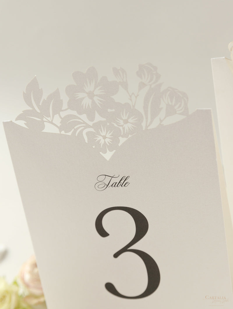 Carte romantiche con numeri da tavolo con fiori tagliati al laser e monogramma