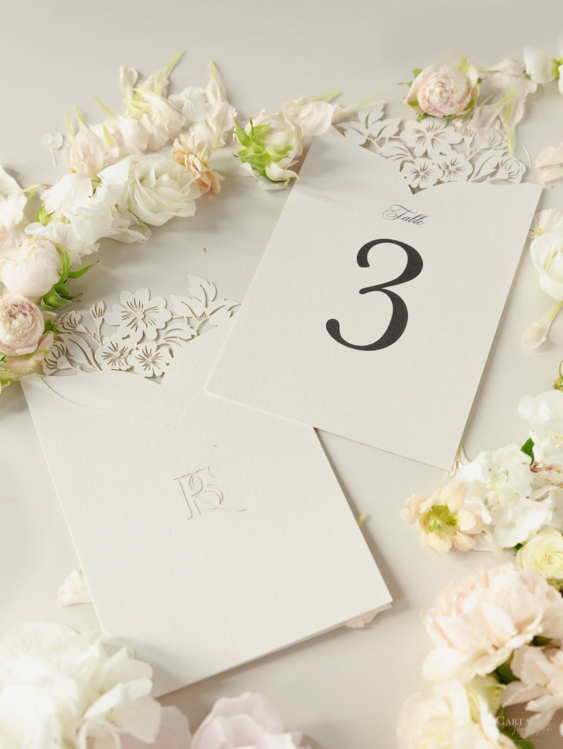 Carte romantiche con numeri da tavolo con fiori tagliati al laser e monogramma