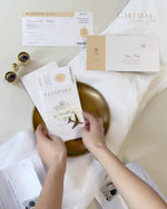 Invito a nozze con passaporto dorato - aereo di lusso inciso su passaporto in plexi color oro e matrimonio con destinazione in vera lamina d'oro