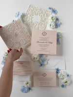 Cartella estraibile con taglio laser Magic Garden Butterfly nei colori metallizzati Avorio e Blush con RSVP