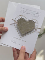 Magnete a specchio acrilico con cuore geometrico inciso Salva la data con vera lamina