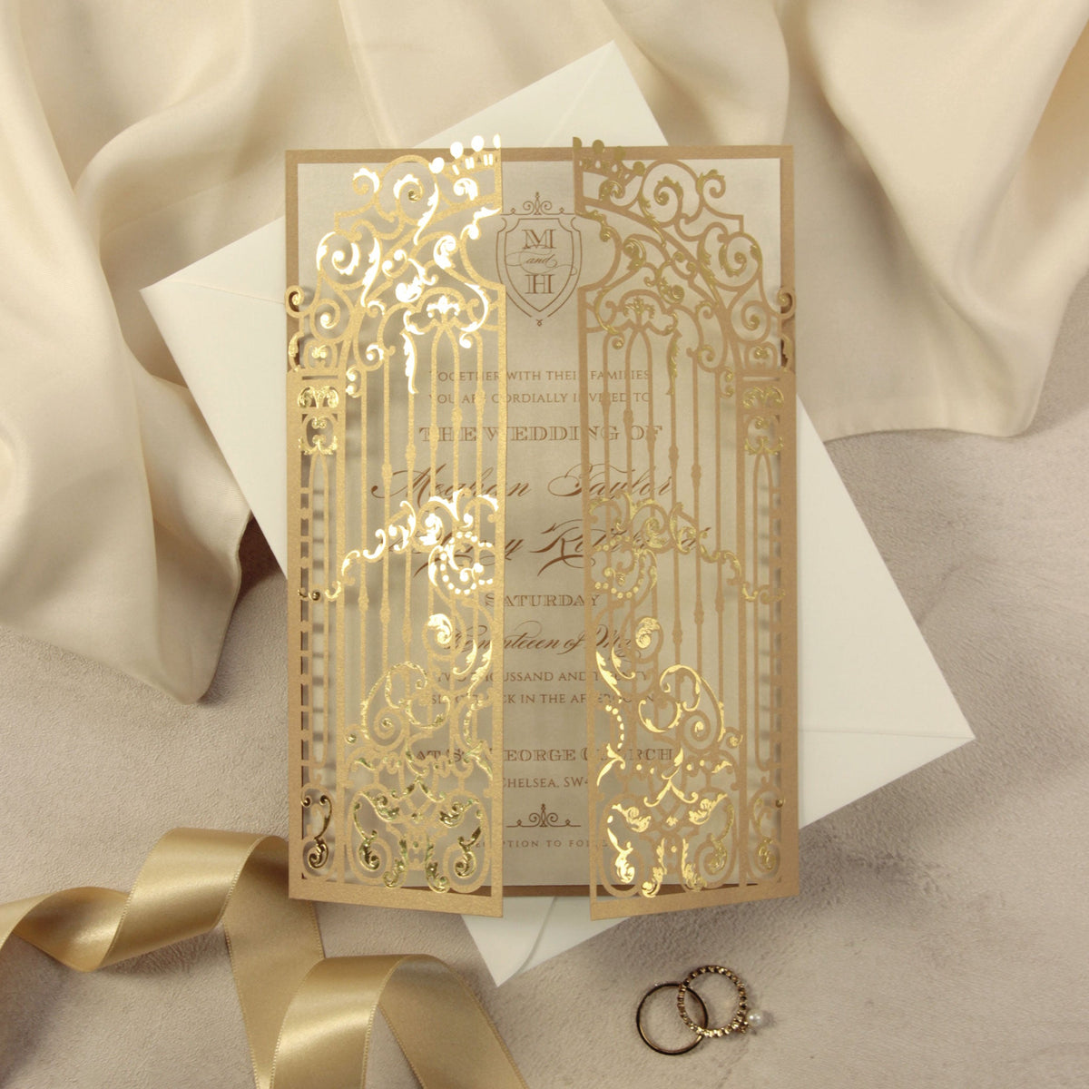 Foil de luxe Golden Ornemental Gate Laser Coup Le jour du mariage Invitation avec feuille d'or Calligraphie moderne