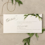 Avvolgimento in pergamena botanica con invito in plexi acrilico trasparente di design - inciso